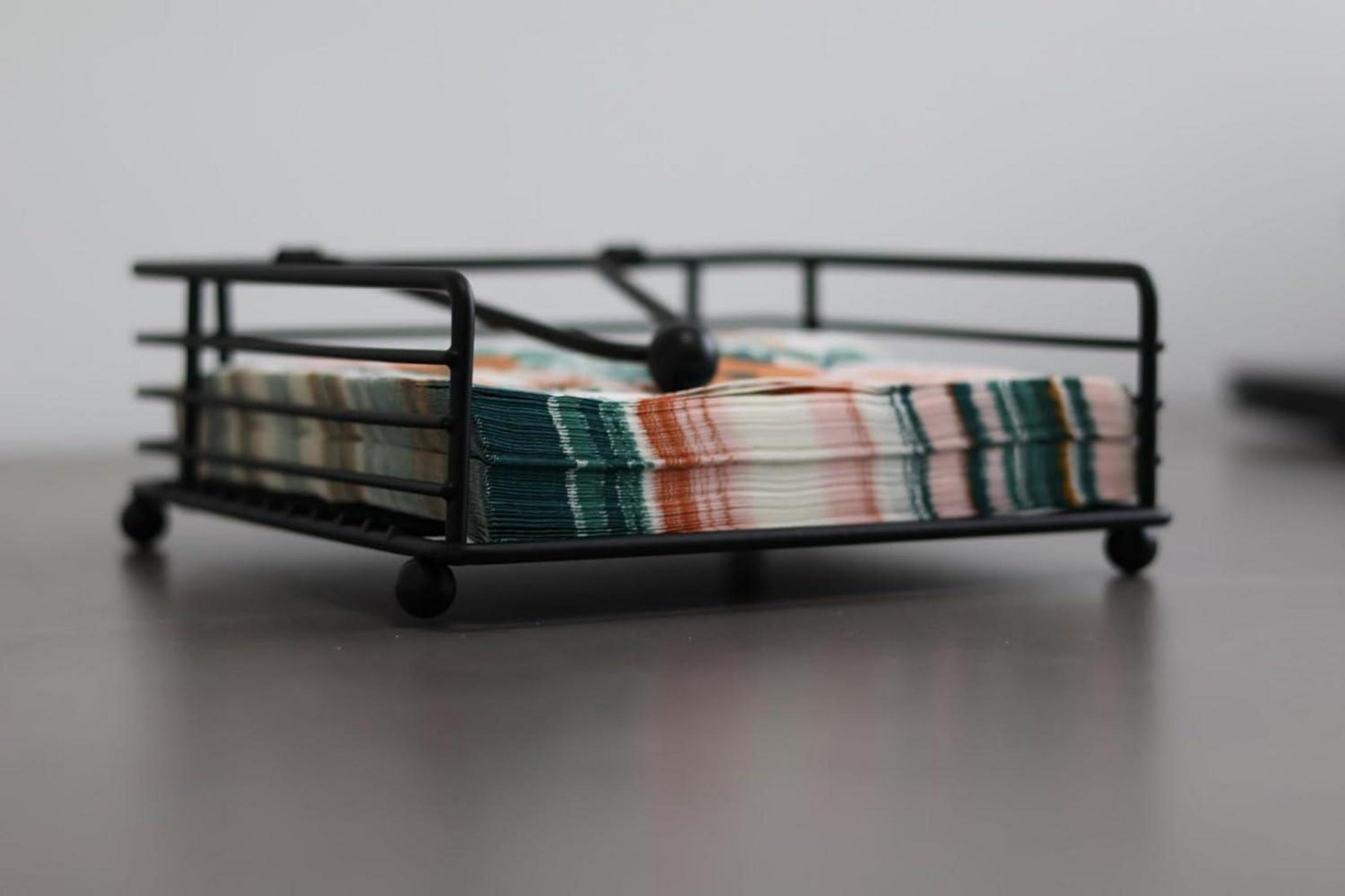 Flacher quadratischer Serviettenhalter mit Hebelarm für Küchen- und