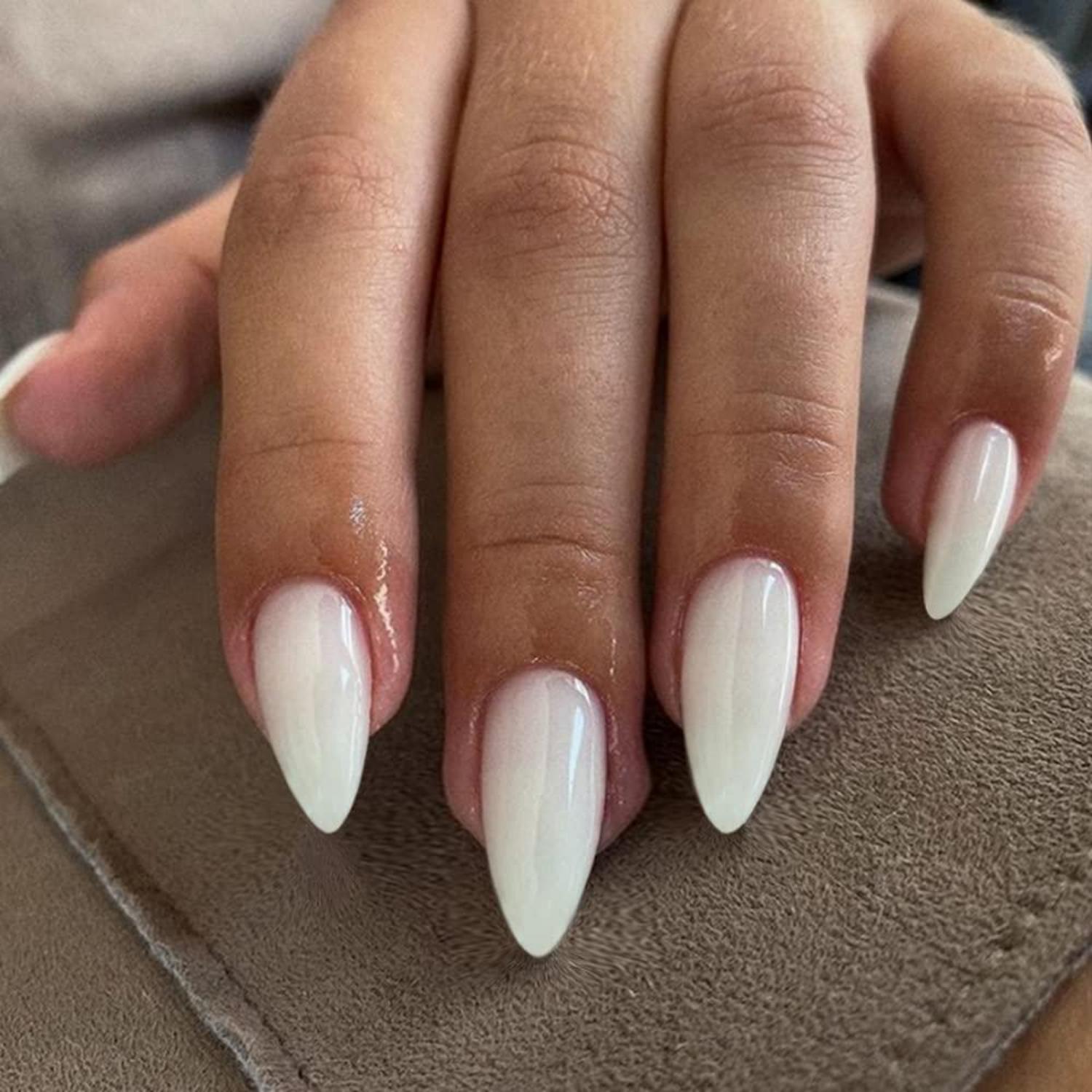 24 Stück Gradient Weiß Nägel Oval Kurz Glossy Milchig