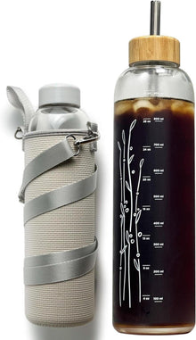 Wasserflasche mit Neoprenhülle und Bambusdeckel 900ml