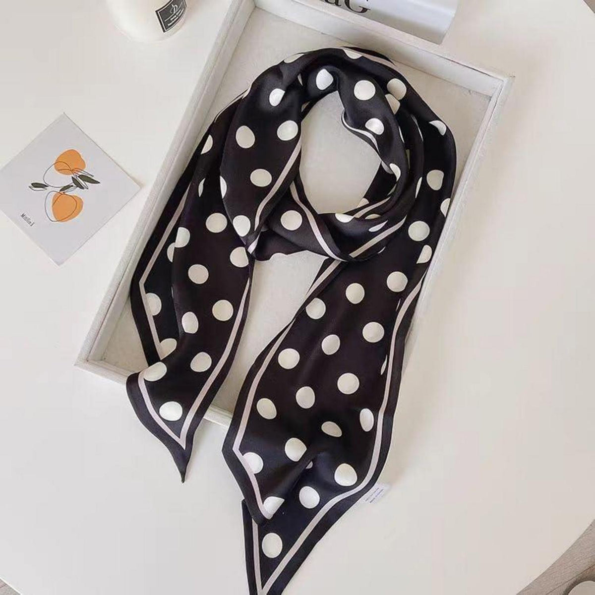 Langer Satin-Schal mit Polka-Dot-Muster und Bundfunktion