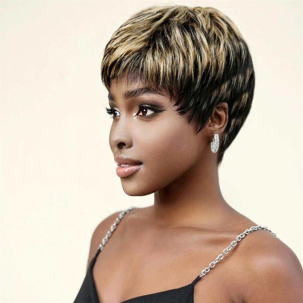 Kurze Echthaar Pixie Cut Perücke mit Pony – Schwarz/Blond