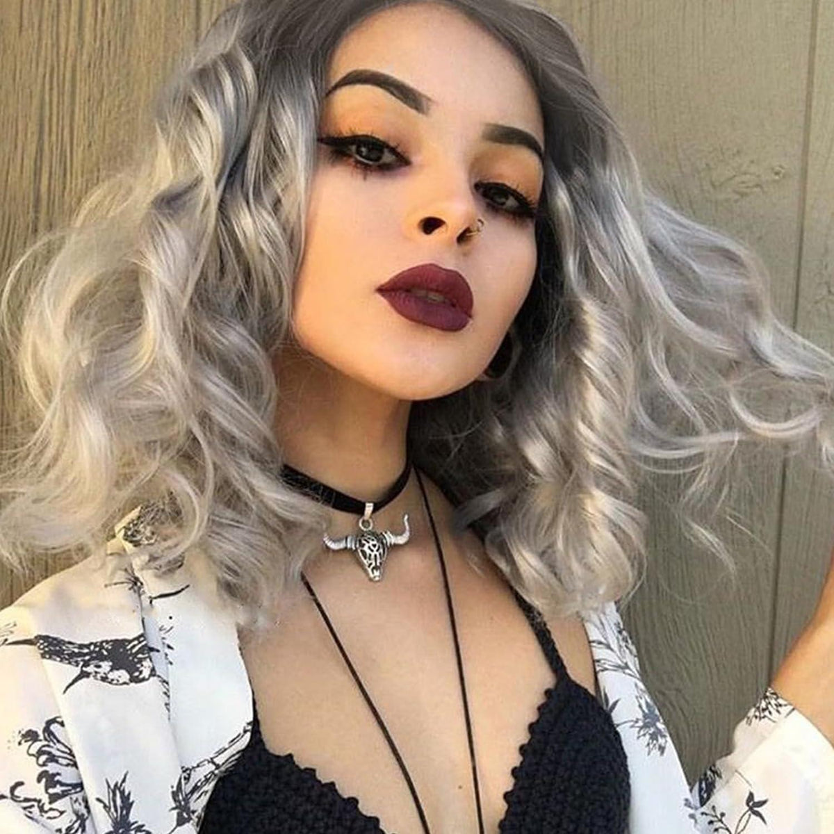 Graue Bob Perücke Wellig Kurz Synthetisch mit Lace Mittelteil