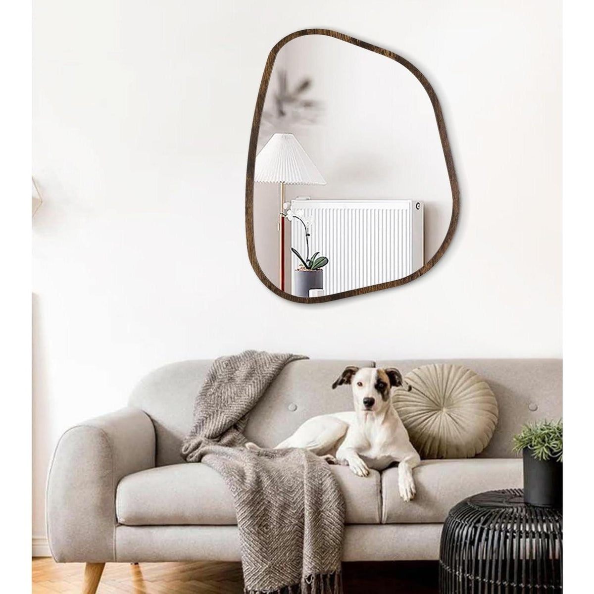 Asymmetrischer Wandspiegel mit Holzrahmen – Modern & Dekorativ