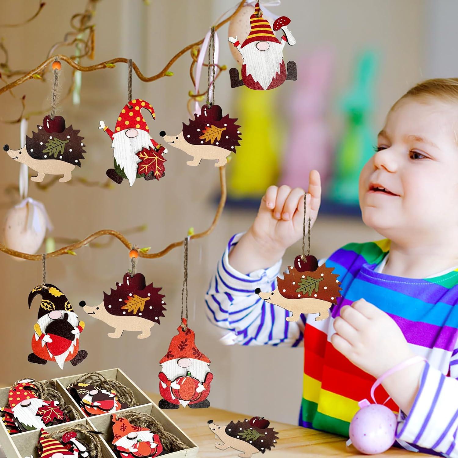 Holz Deko Hänger Set 28 Stk. Herbstdeko Fenster Deko Ahornblatt Kiefernzapfen Pilz Blätter Igel 7cm