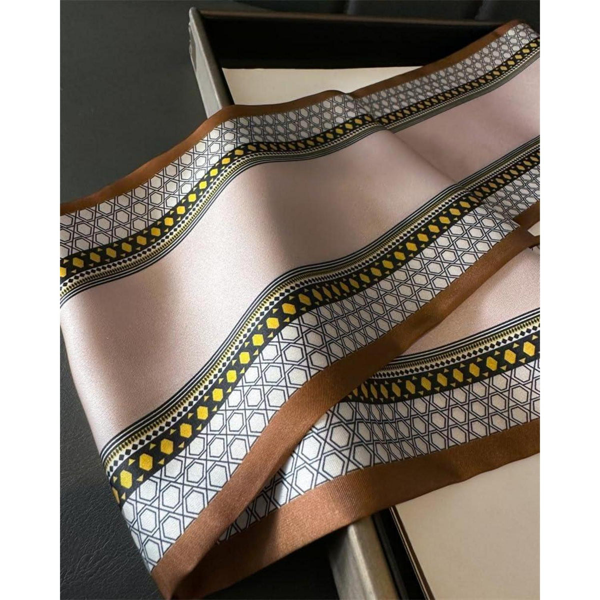Langer Satin-Seidenschal mit Diamant-Muster in Braun-Champagner