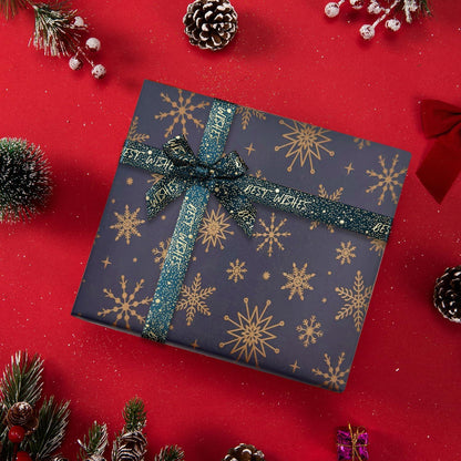 Weihnachtsgeschenkpapier Blaue Kraftpapierrolle Goldene Schneeflocke