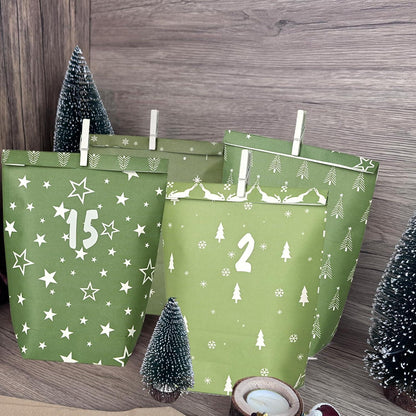 Adventskalender grüner Kraftpapiertüten zum Selbstbefüllen, 24 bedruckte Tüten