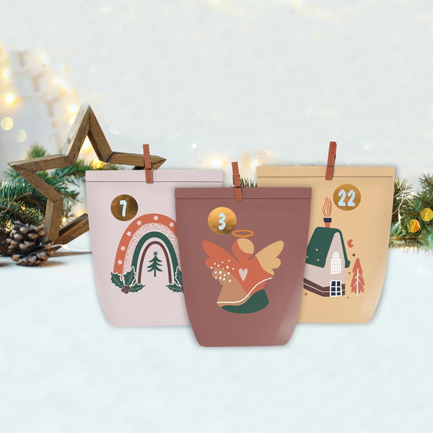 Adventskalender zum Selbstbefüllen mit Papiertüten, Sticker und Holzklammern