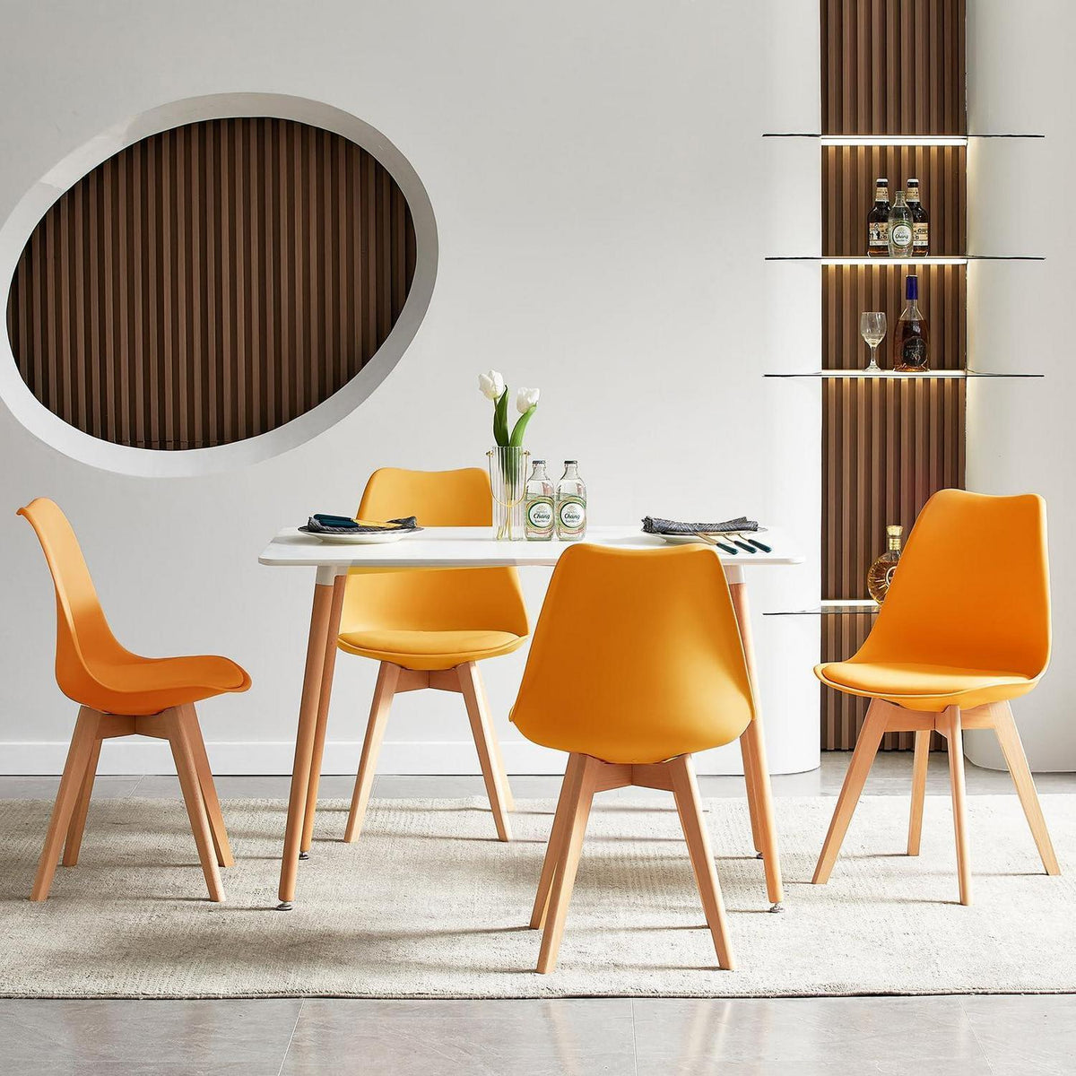 Esszimmergruppe Weißer Tisch mit 4 Orange Stühlen