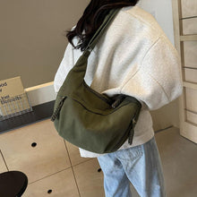 Große Halbmond Nylon Umhängetasche mit verstellbarem