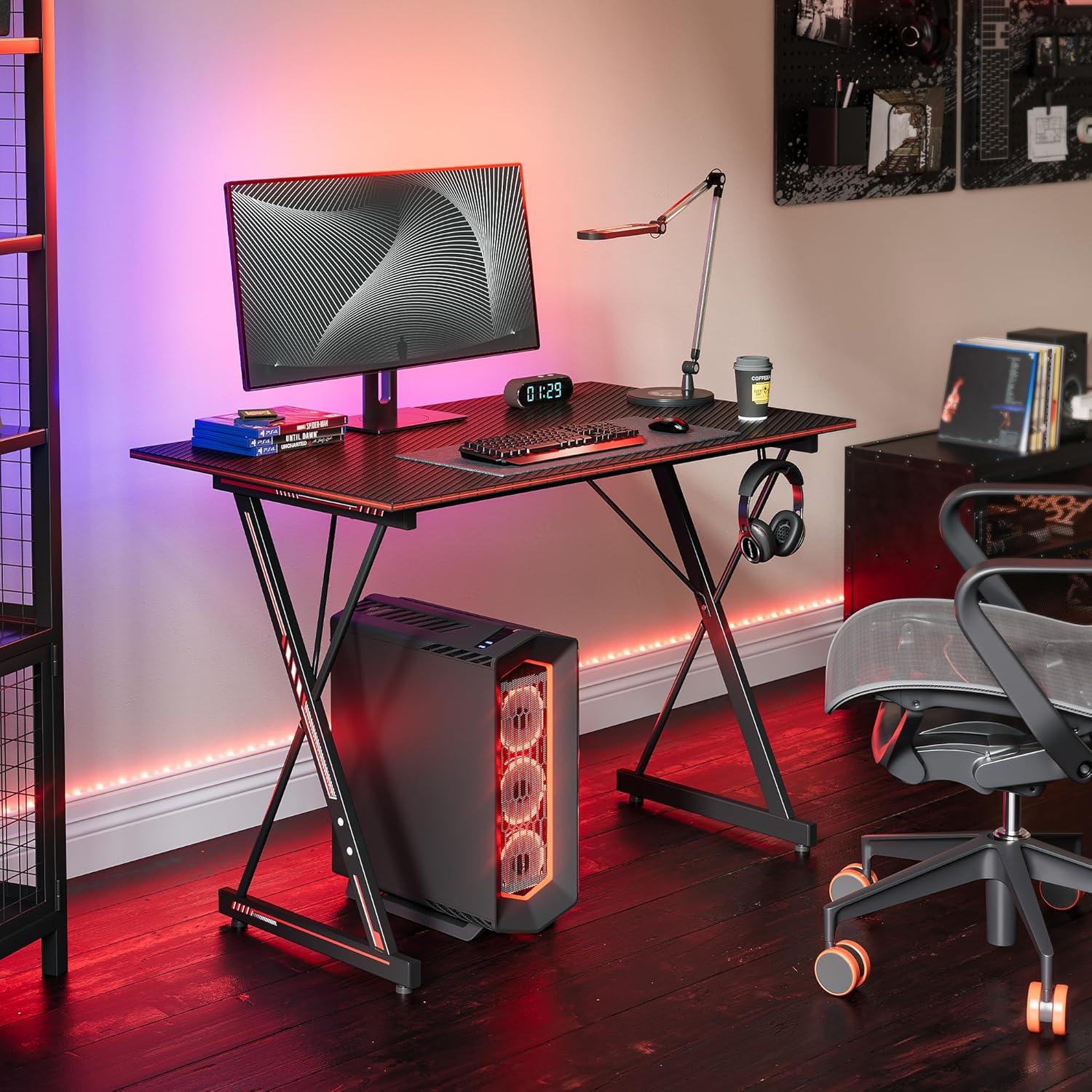 Gaming Tisch mit Kohlefaserbeschichtung und Kopfhörerhaken