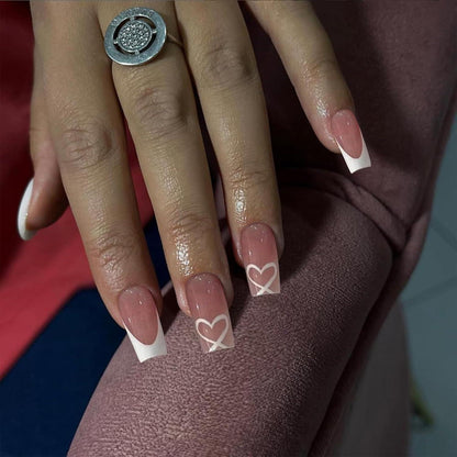 Weiße French Tip Press On Nägel mit Herz - Sarg Design Mittel