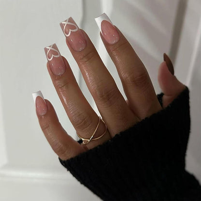 Weiße French Tip Press On Nägel mit Herz - Sarg Design Mittel