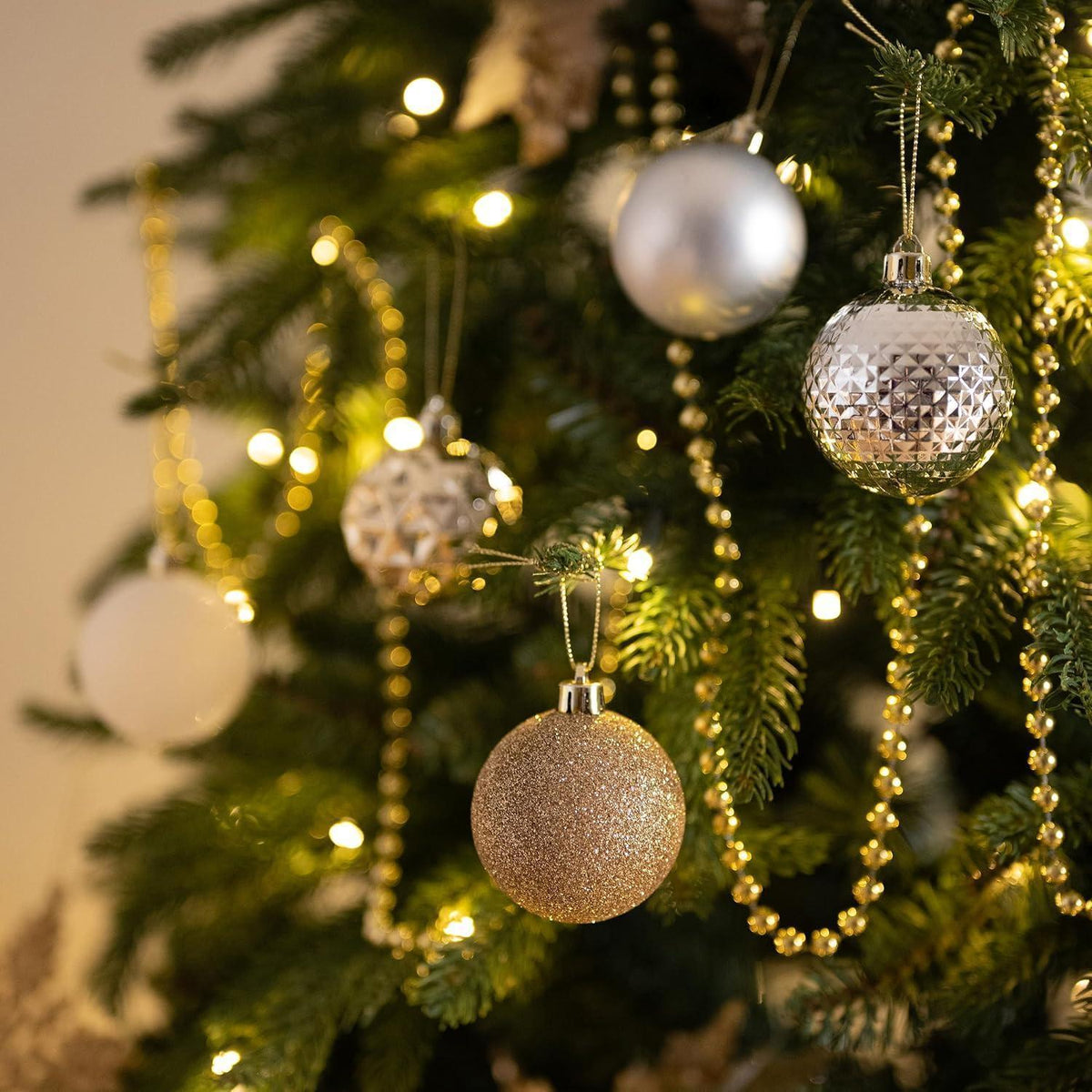 50 Weihnachtskugeln Weiß Gold Kunststoff mit Aufhänger