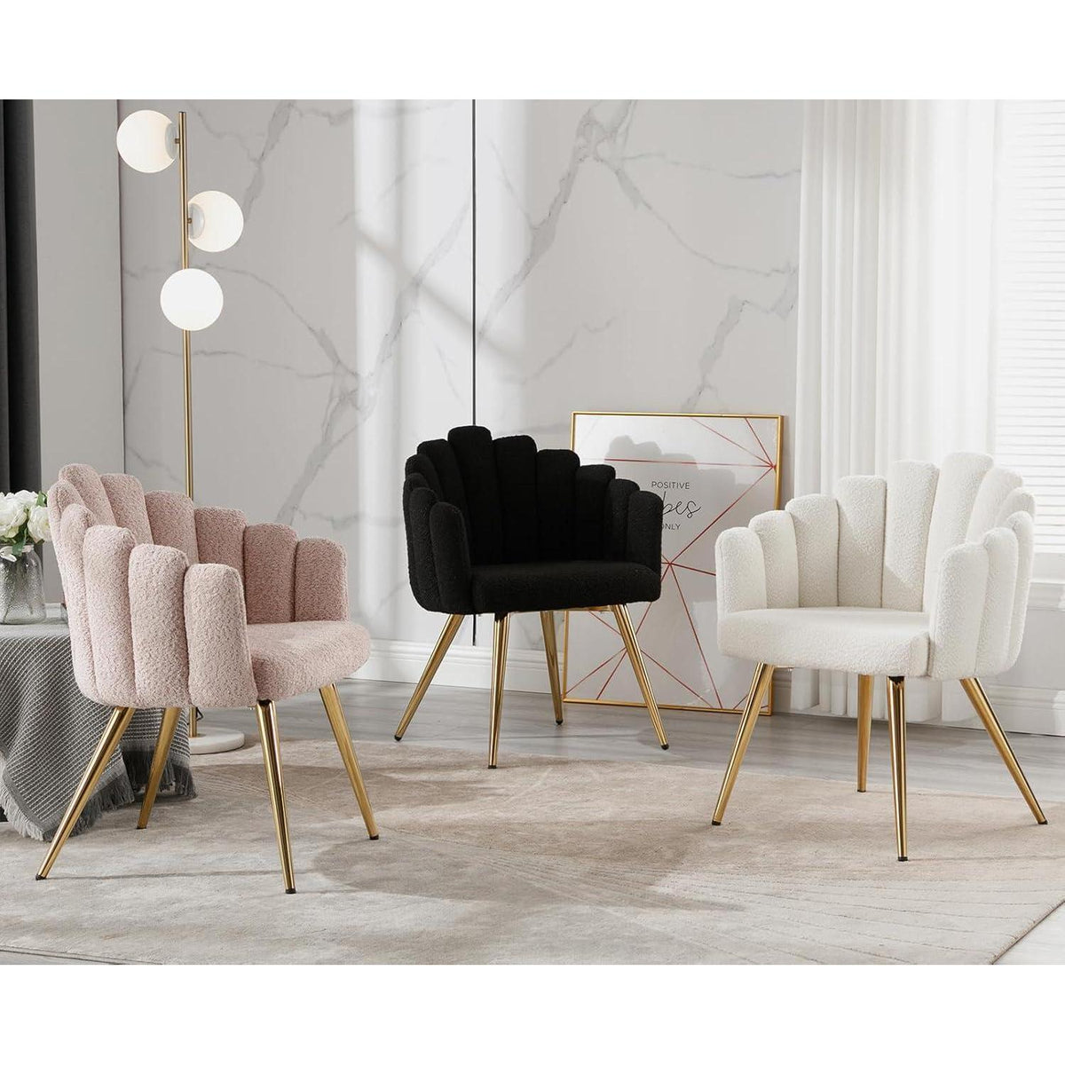 Kunstfell Sessel mit goldenen Beinen – Bequemer Polsterstuhl