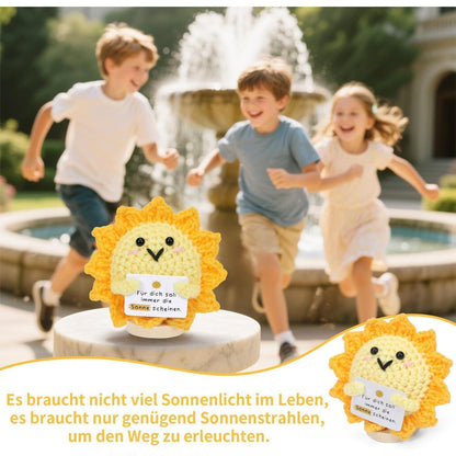 Sonnen-Strickpuppe mit Blume – Positives Geschenk & Deko