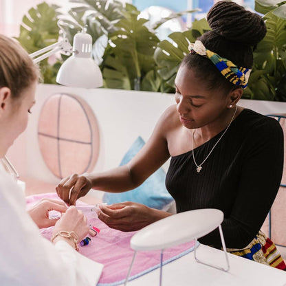 Weiße Quadratische Klebe-Nägel mit Blumenmuster & Pink Verlauf