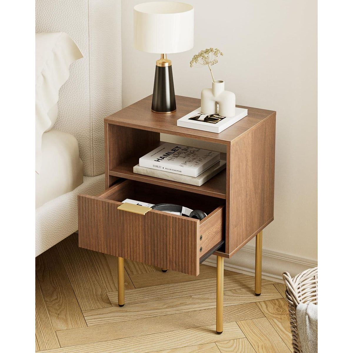Nachttisch mit Schublade und Ablage, Nussbaum, Modern Boho