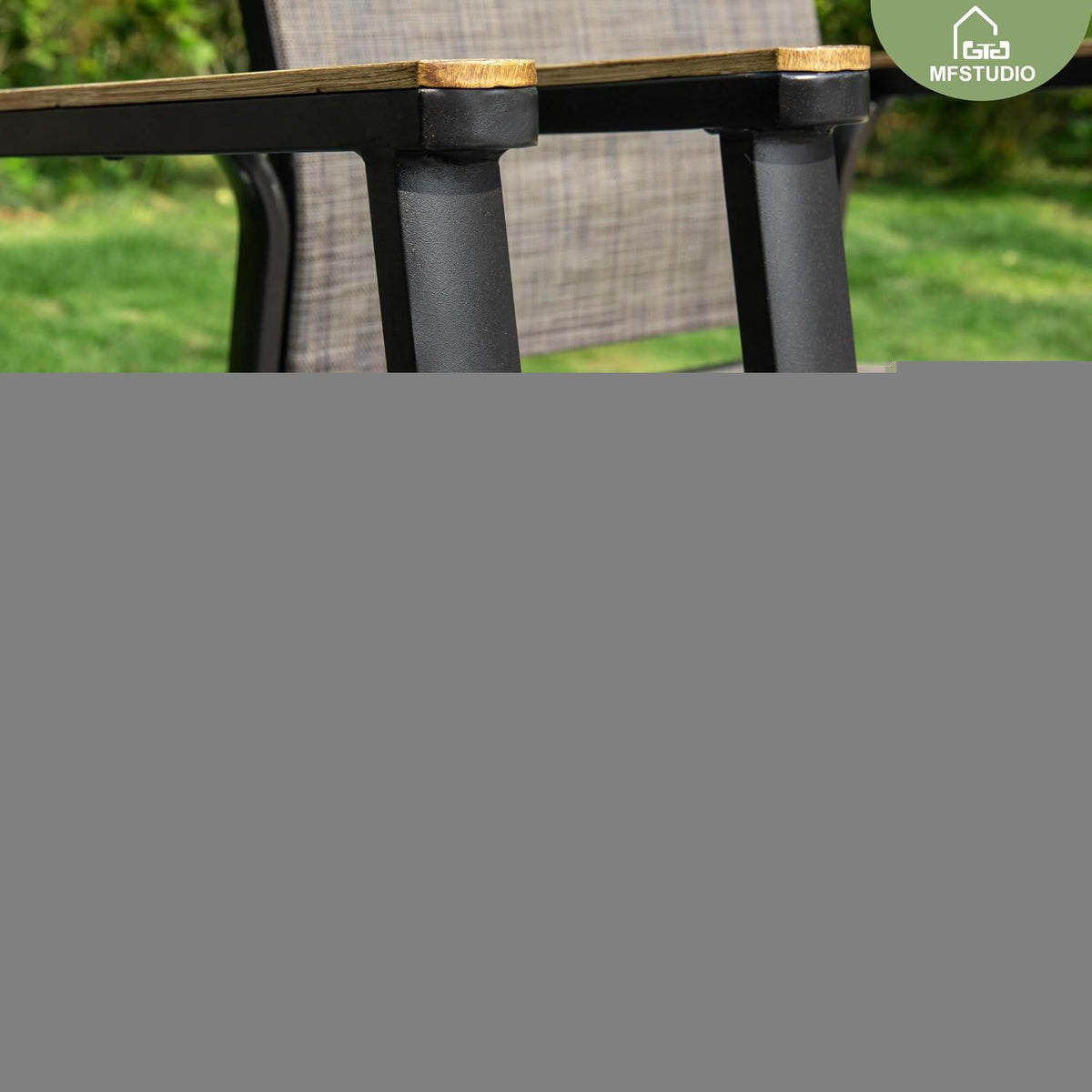 Gartenmöbel Set mit Metalltisch und stapelbaren Stühlen