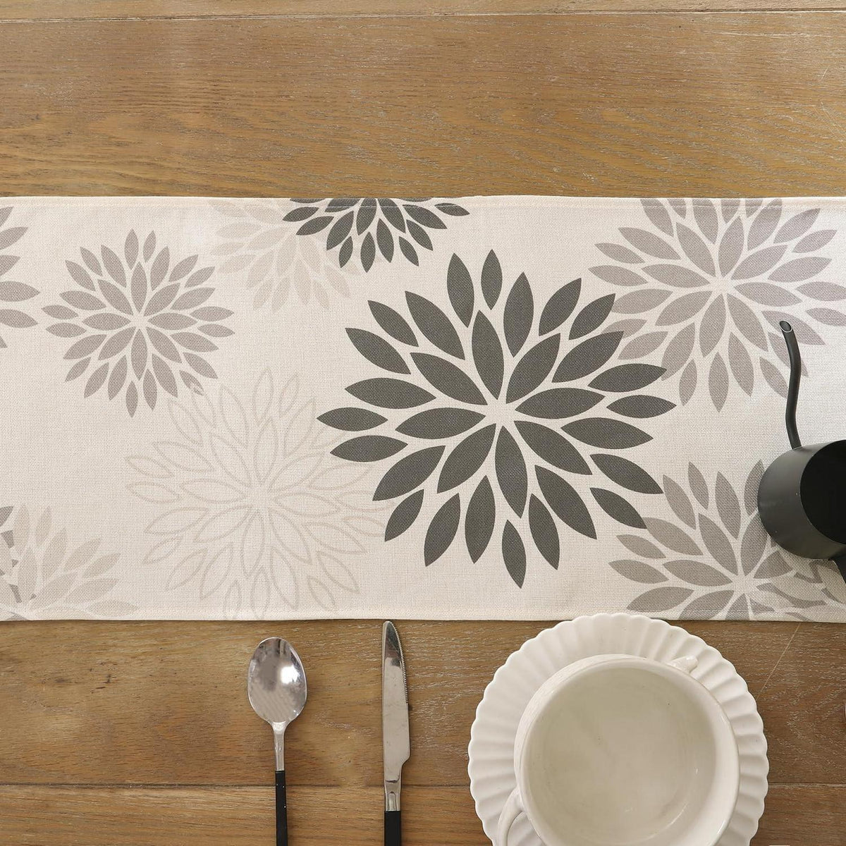 Grauer Tischläufer mit Dahlien | Modern & Dekorativ 33x183 cm