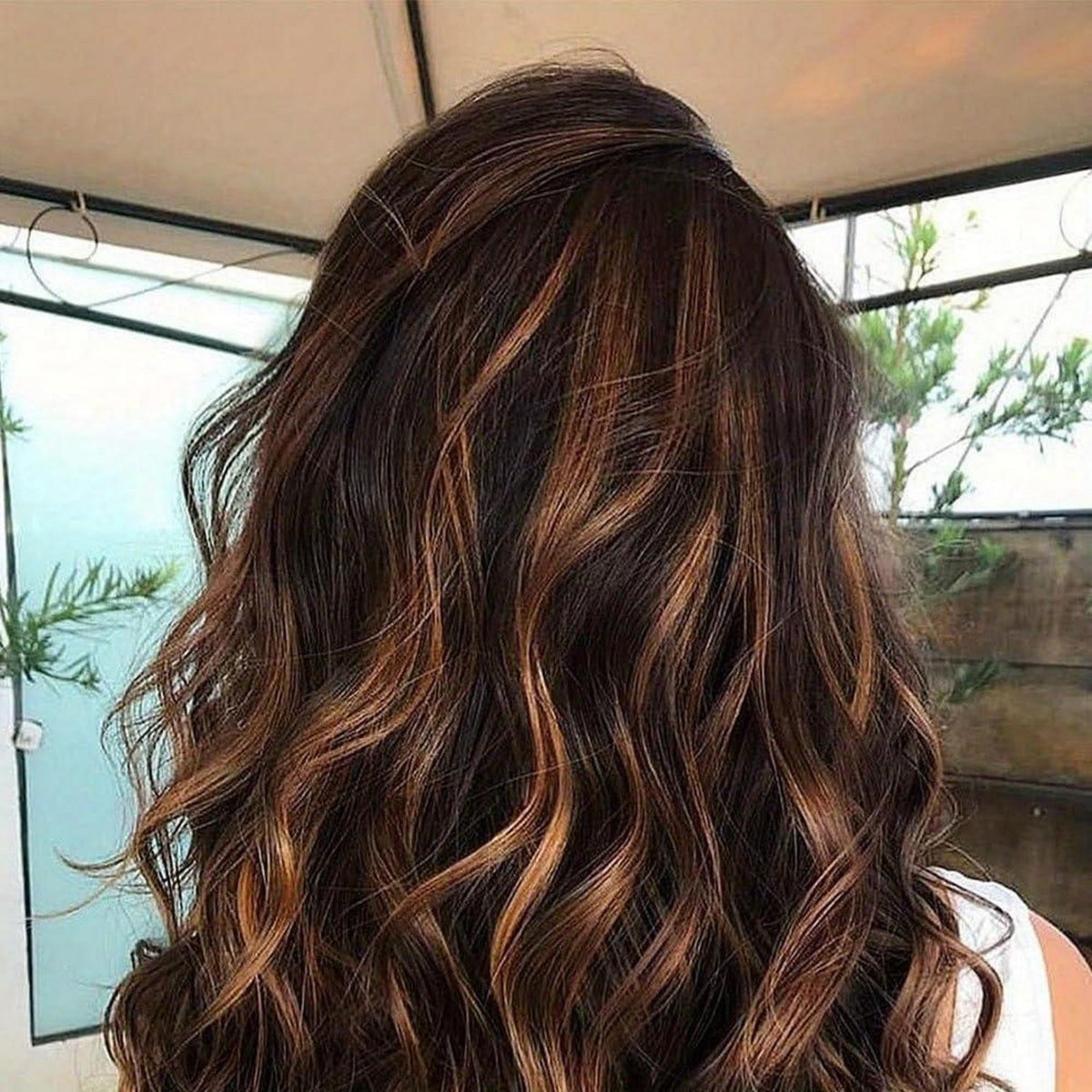 Welliger Bob mit Pony, Ombré Blond Synthetikperücke 12 Zoll