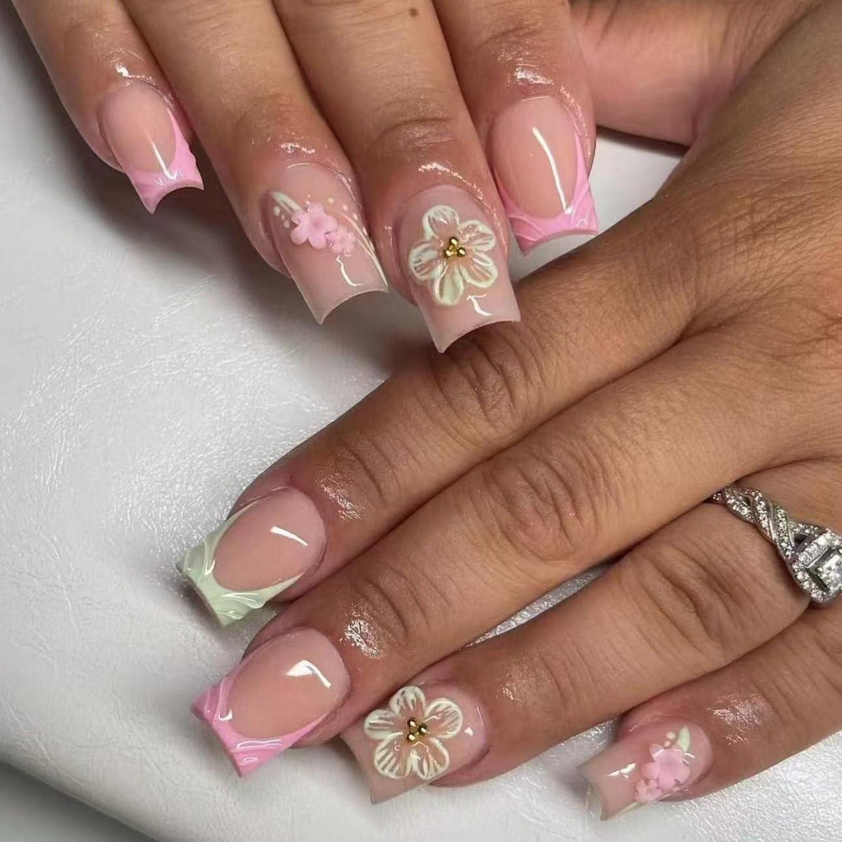 Kurze, grüne & rosa French Press on Nails mit Blumen Design