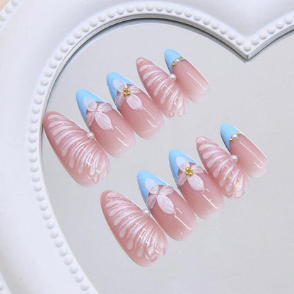 Blaue Almond Press on Nails mit Blumen & Perlen Design
