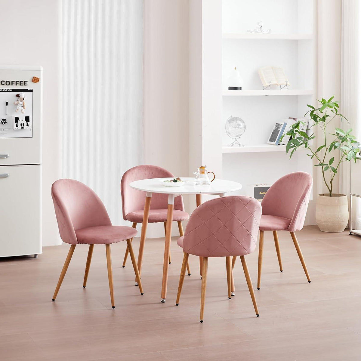 Runder Esstisch mit 4 Samtstühlen – Rosa & Weiß