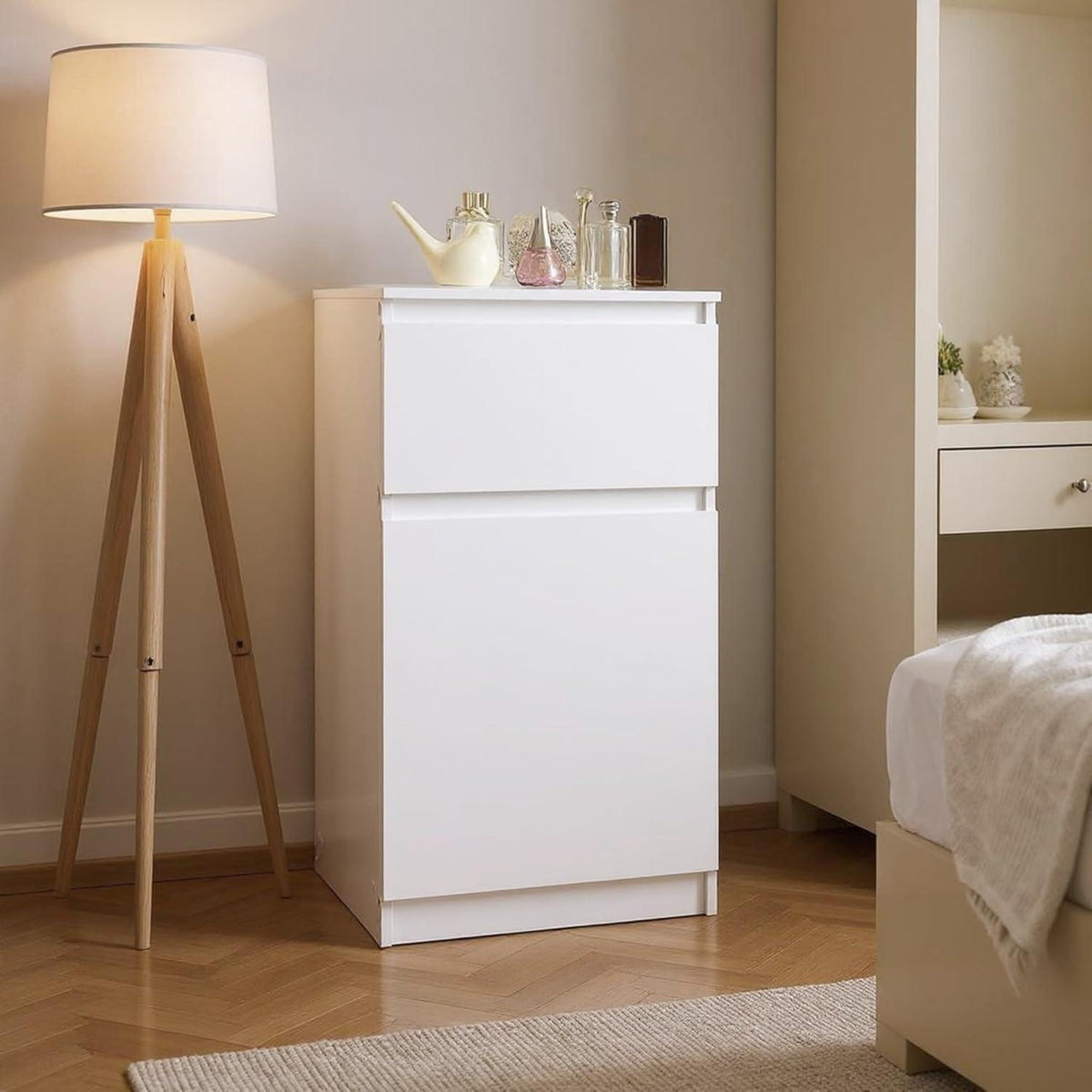 Weiße Kommode mit Schublade & Tür – Schlafzimmer & Wohnzimmer