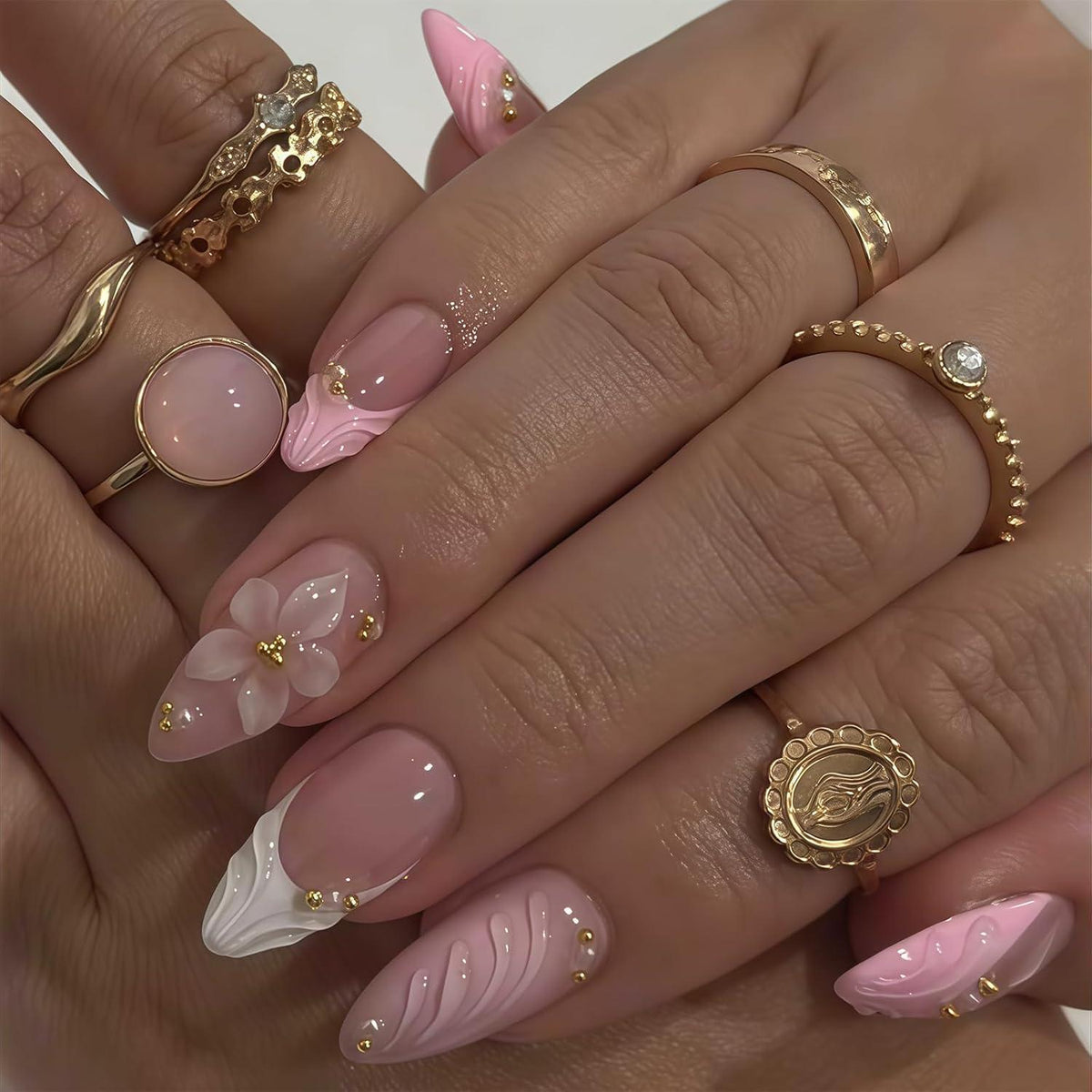 Pinke Mandel Press On Nägel mit Blumen & Goldperlen