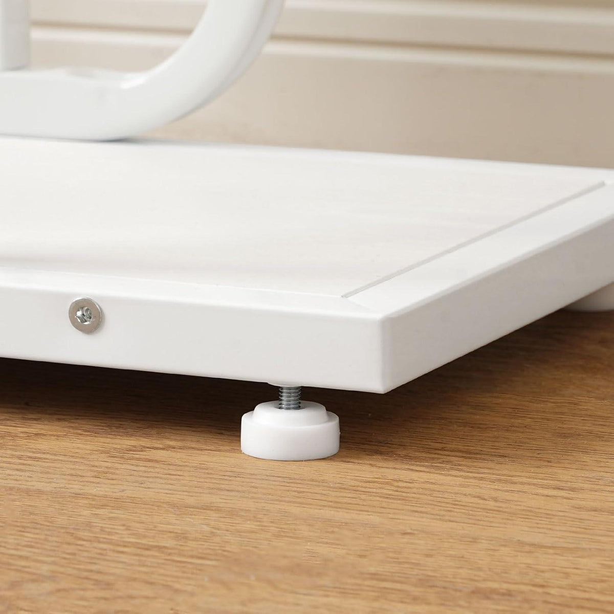 Weißer Konsolentisch mit geometrischem Gestell – Flurtisch & Sideboard