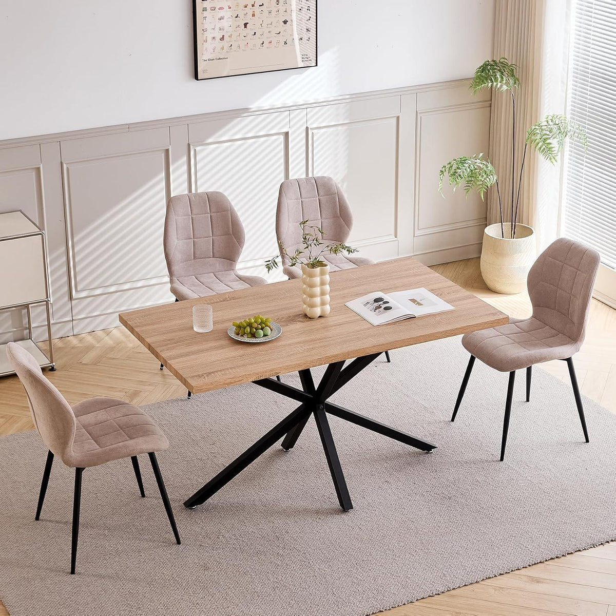 Essgruppe Holz 140x78cm mit 4 beigen Stühlen