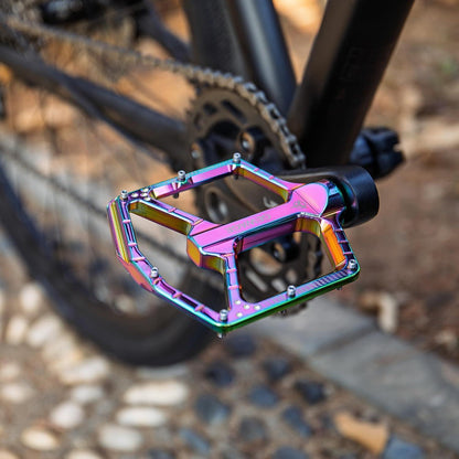 MTB Pedale Profi-Edition – CNC Aluminium, Ultraflach, Rainbow Glossy