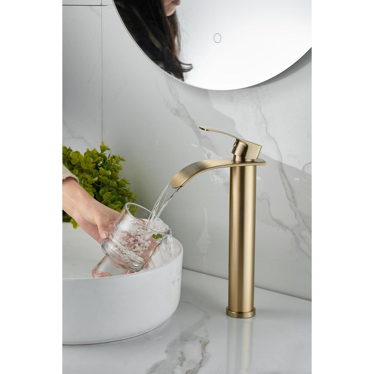 Moderne Wasserfall-Armatur gebürstetes Gold | Messing & Einhebel
