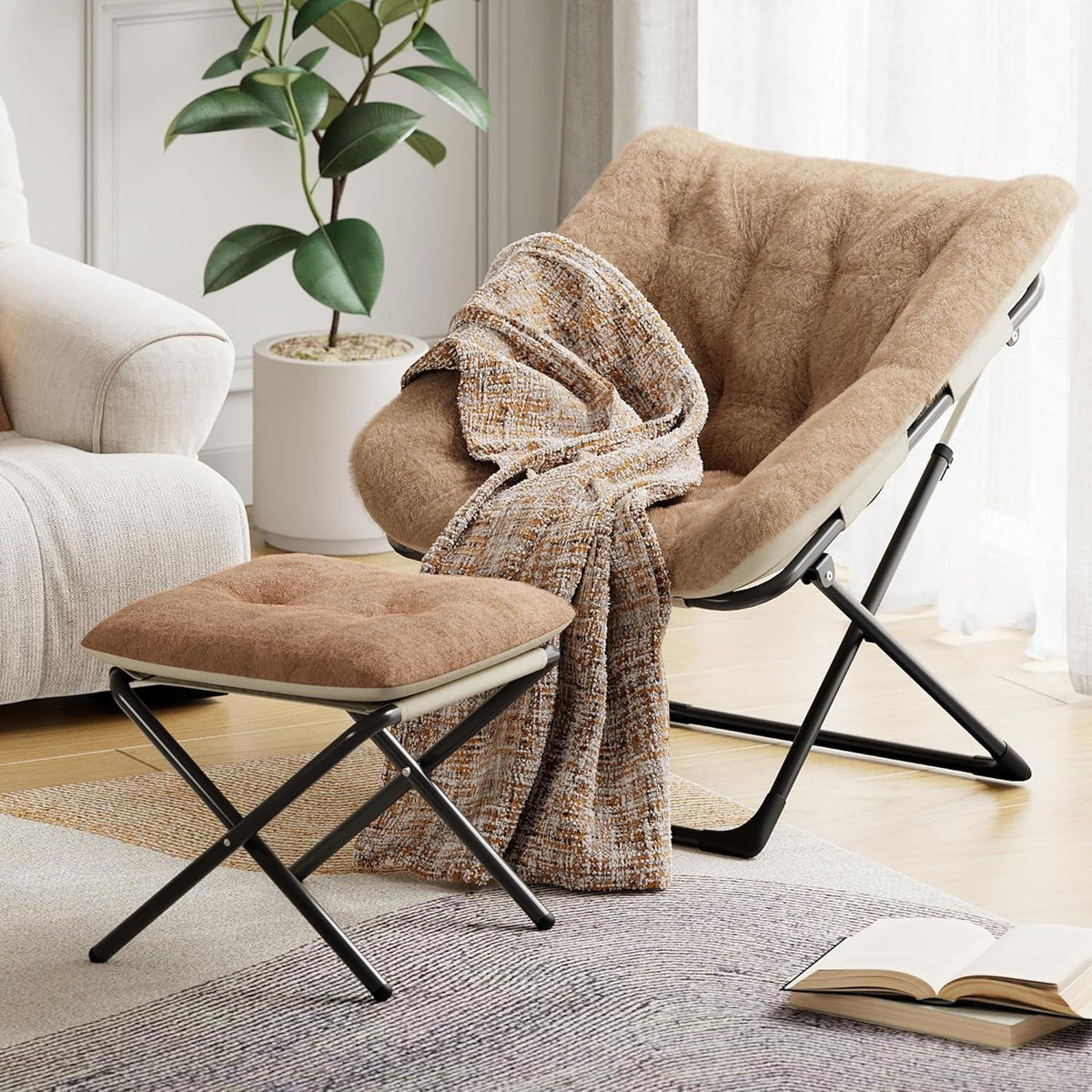 Klappbarer Lesesessel mit Fußhocker – Braun