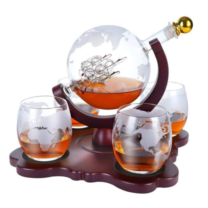 Globus Whiskey Karaffe Set mit 4 Gläsern & Geschenkbox