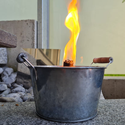 Schwabenfire Große Outdoorkerze mit Dauerdocht in Zink-Schale mit Henkel 20cm